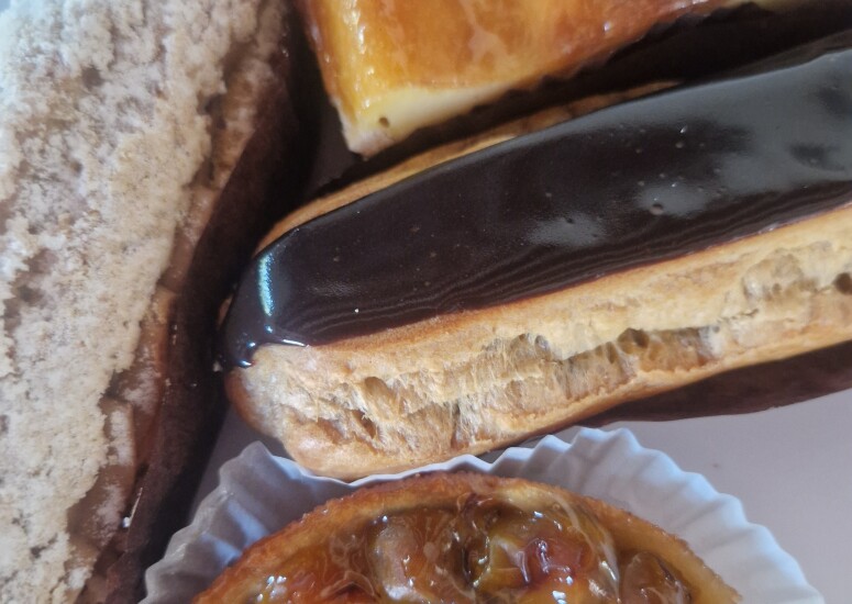 4 pâtisseries (tarte mirabelle ,flan, éclair choco, paris brest)