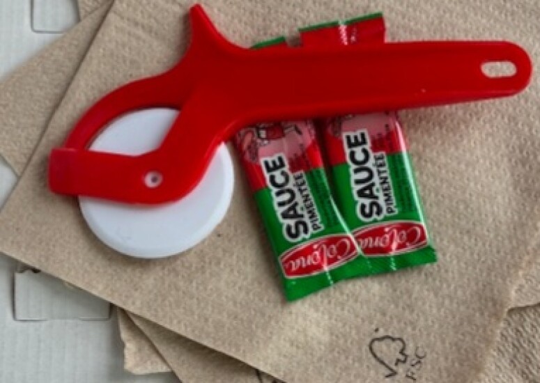 1 ROULETTE + 4 SERVIETTES + 2 SAUCES PIMENTEES